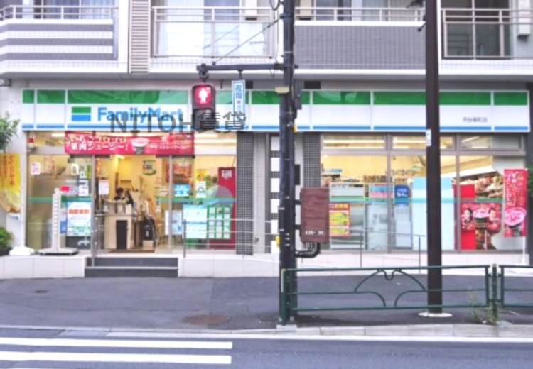 コンビニ　ファミリーマート 市谷柳町店（コンビニ）まで200m