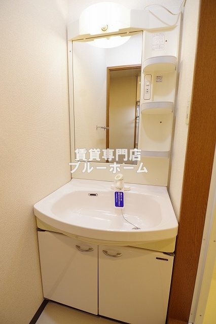 洗面設備　洗面所も収納豊富！