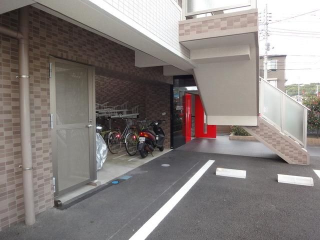 建物外観　敷地内駐車場