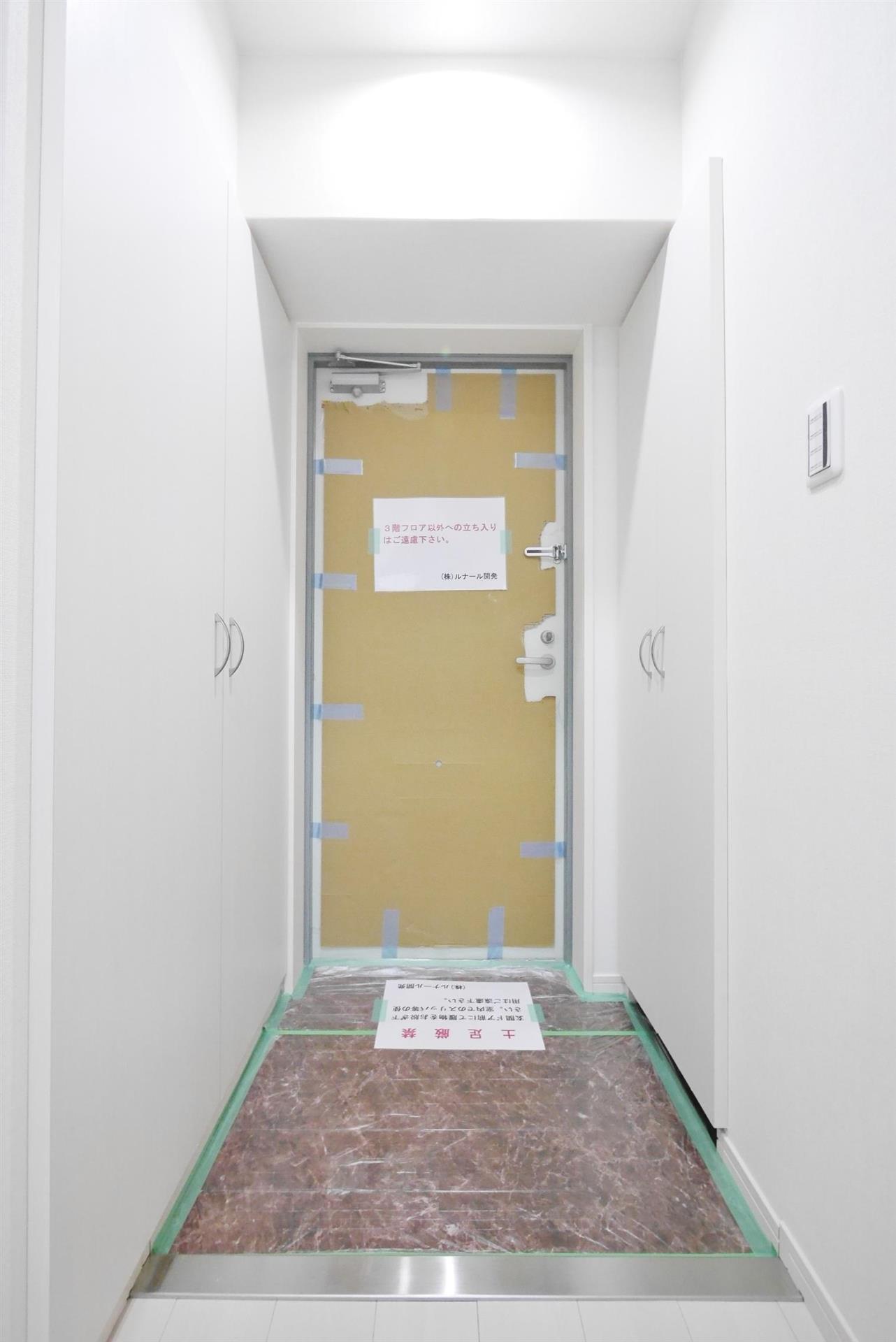 玄関　モデルルームの写真になります。