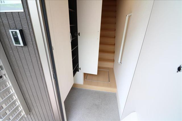 玄関　たくさん下駄箱に靴収納できます。