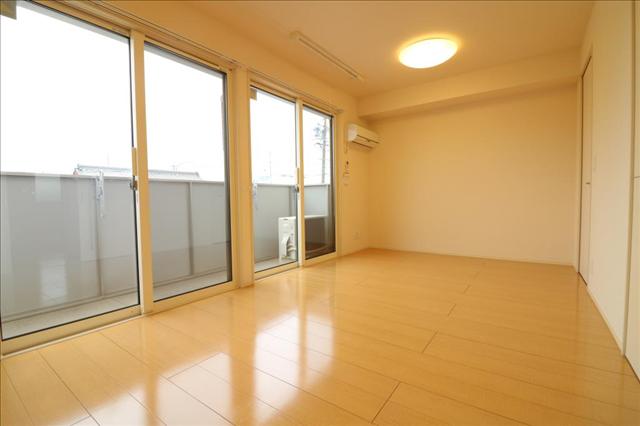 居室・リビング　窓が多くあり、日がすごく入ります。