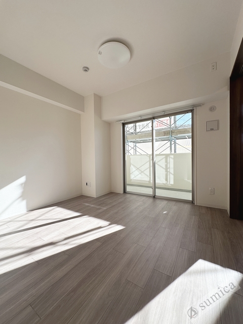 バルコニー　おおきな窓で明るさを演出。