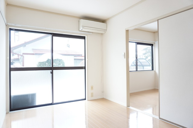 居室・リビング　南東側洋室６帖