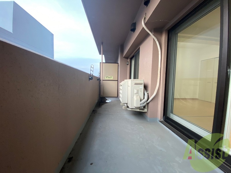 バルコニー　バルコニーは幅があり、広い印象を受けました。