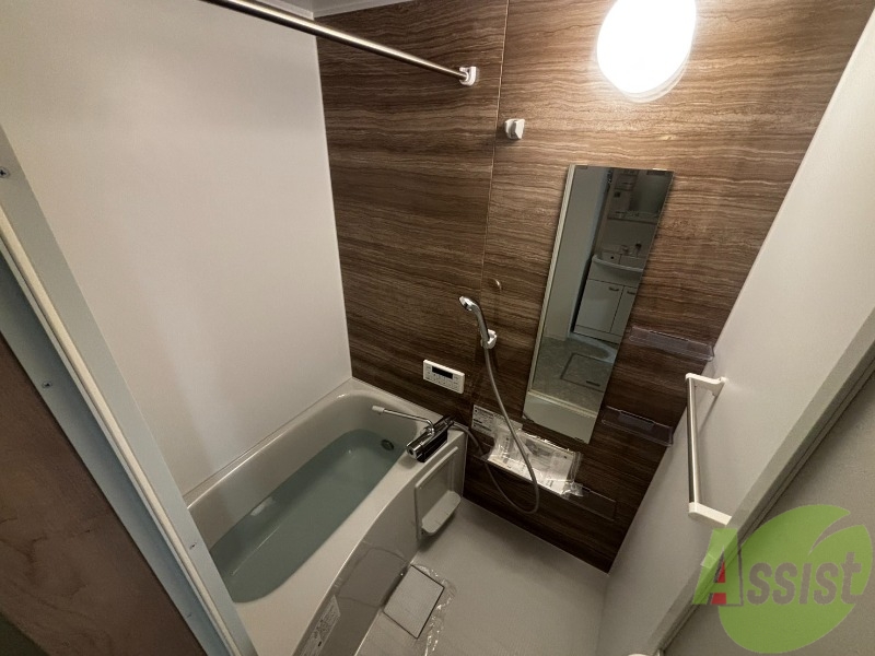 バス・シャワールーム　落ち着いたデザインの浴室。ゆったりできそうです。