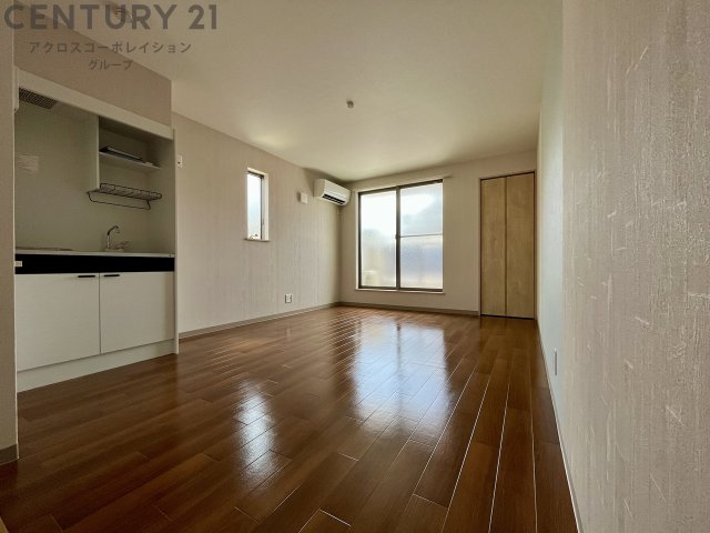 居室・リビング　床が落ち着いた色合いで綺麗です♪