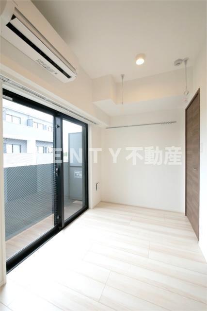 その他部屋・スペース　開放的な寝室です