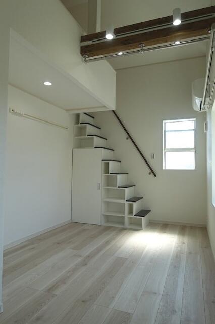 居室・リビング　天井が高く開放感があります！