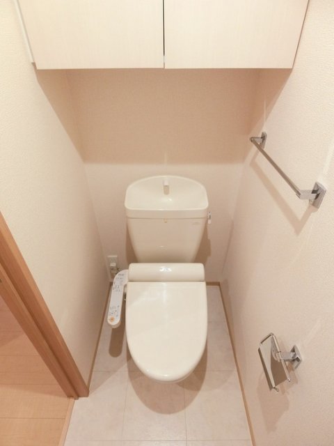 トイレ　同物件別号室の写真です。