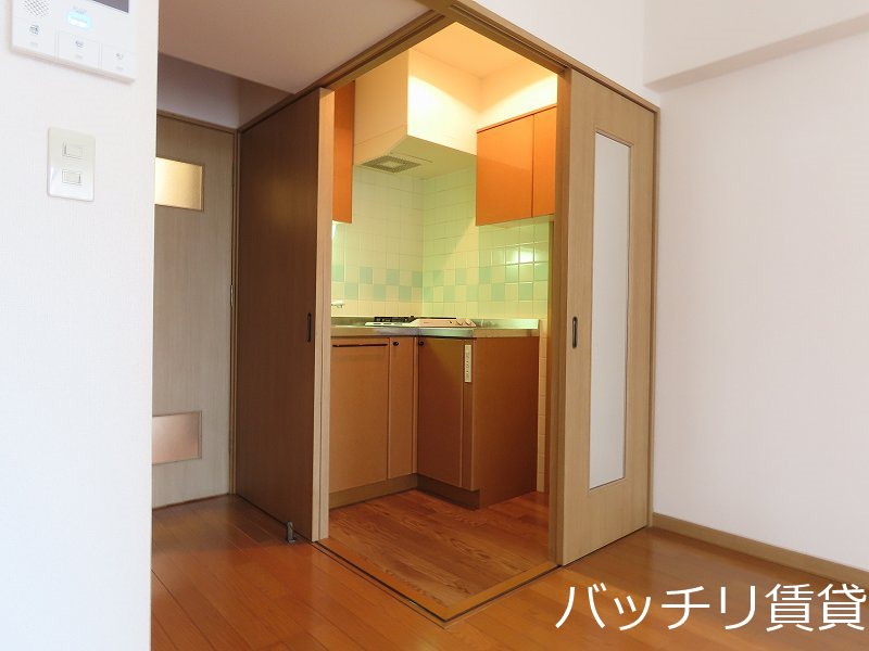 キッチン　同物件別号室の為、現状を優先致します。