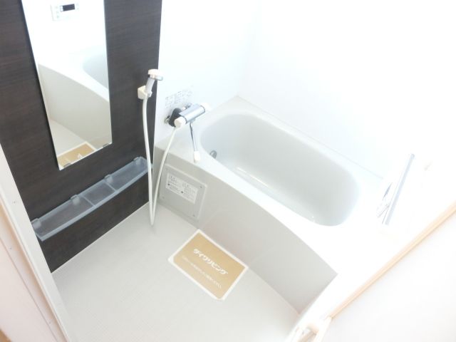 バス・シャワールーム　清潔感のあるバスルームです。