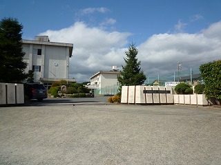 中学校　四日市市立三重平中学校（中学校）まで1227m