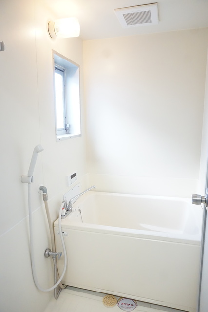 バス・シャワールーム　窓付のバスルームです☆