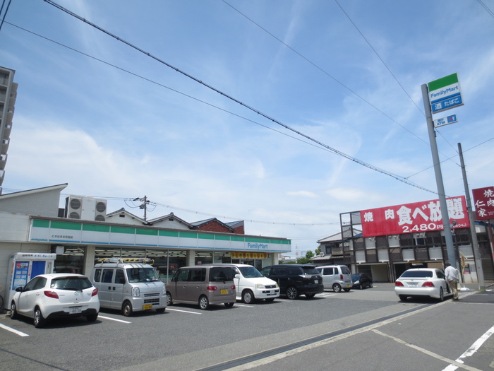 コンビニ　ファミリーマート（コンビニ）まで462m