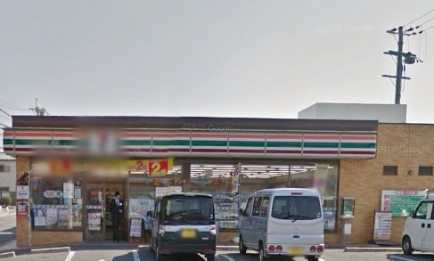 コンビニ　セブンイレブン（コンビニ）まで671m