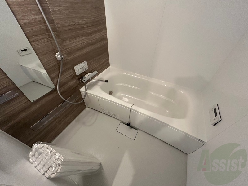 バス・シャワールーム　お風呂です。広々したバスでゆっくりくつろげます。