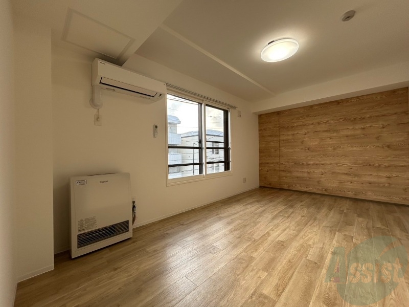 居室・リビング　リビングです。窓が大きくて明るいですね！