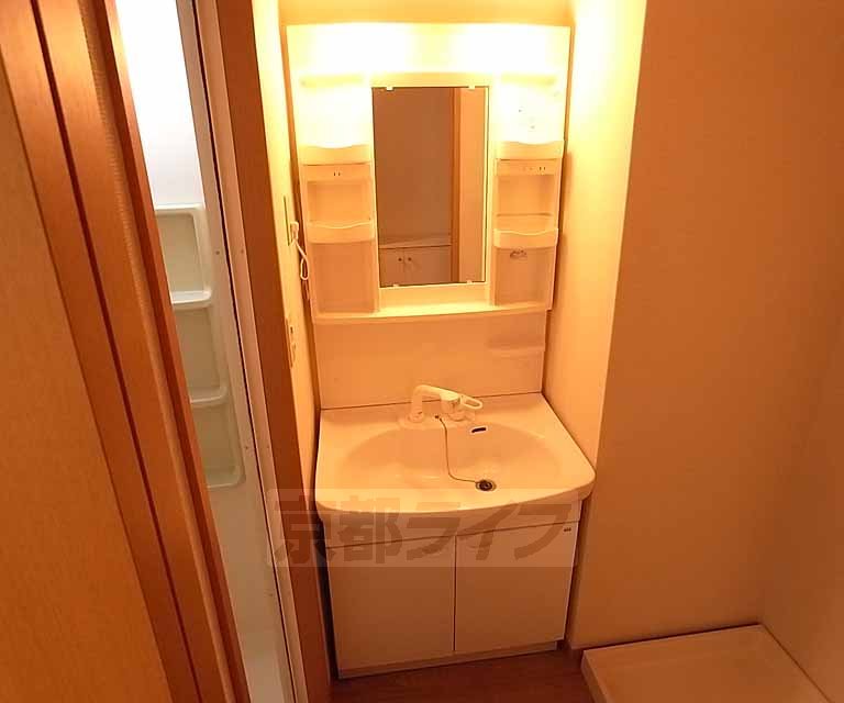 洗面設備　収納力ある洗面台