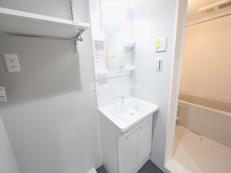 洗面設備　脱衣所　独立洗面台（シャンプードレッサー付）