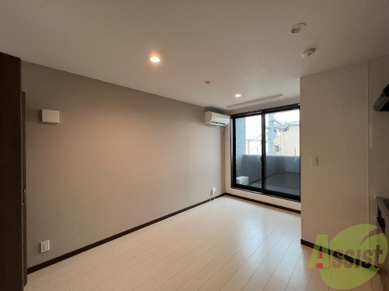 居室・リビング　モノトーンのリビングはとても清潔感があり、明るい印象です。