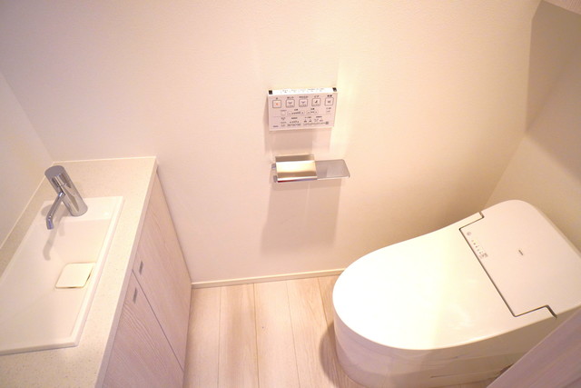 トイレ　※写真は同タイプ住戸です。