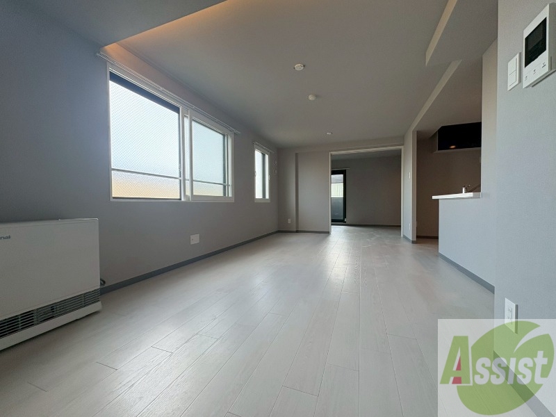 居室・リビング　リビングです。窓が大きくて明るいですね！