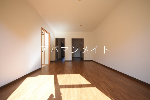 居室・リビング　こちらの居間で趣味の時間をお楽しみください