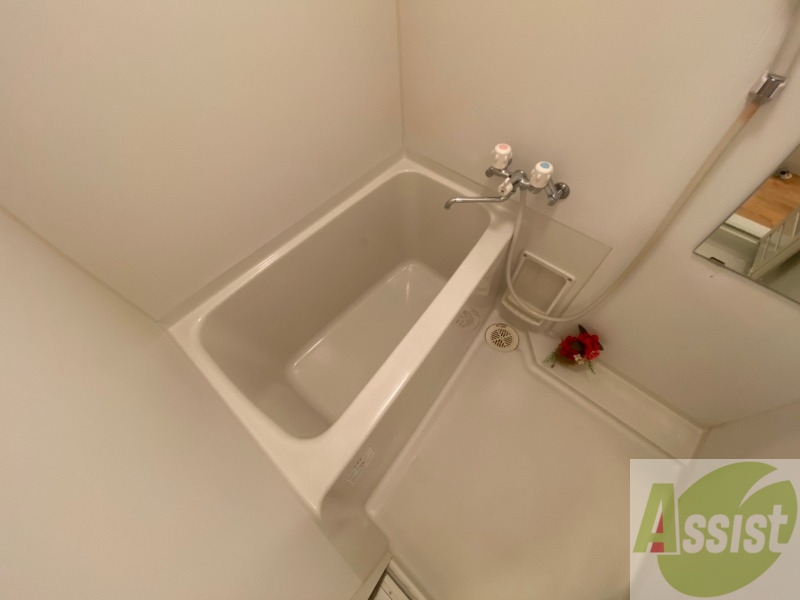 バス・シャワールーム　お風呂になります。一日の疲れを癒してくださいね。