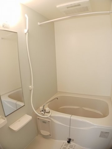 バス・シャワールーム　落ち着いた空間のお風呂です