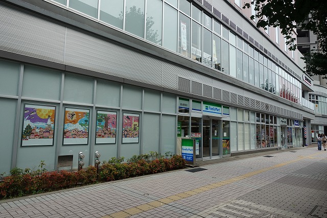 コンビニ　ファミリーマート（コンビニ）まで904m