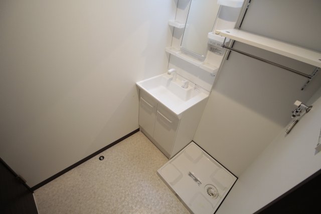 洗面設備　洗濯機置き場は洗面所にあります。