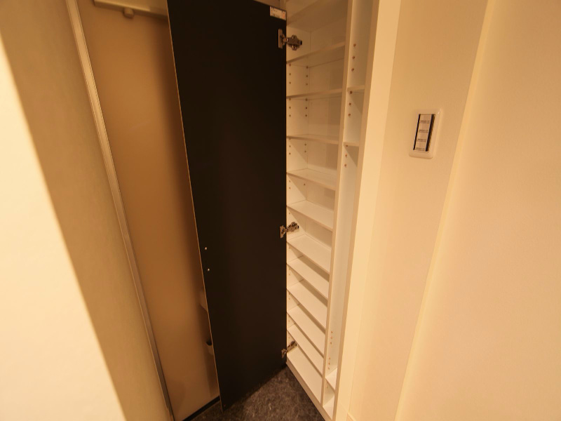 玄関　玄関　シューズボックス付（収納充実してます）