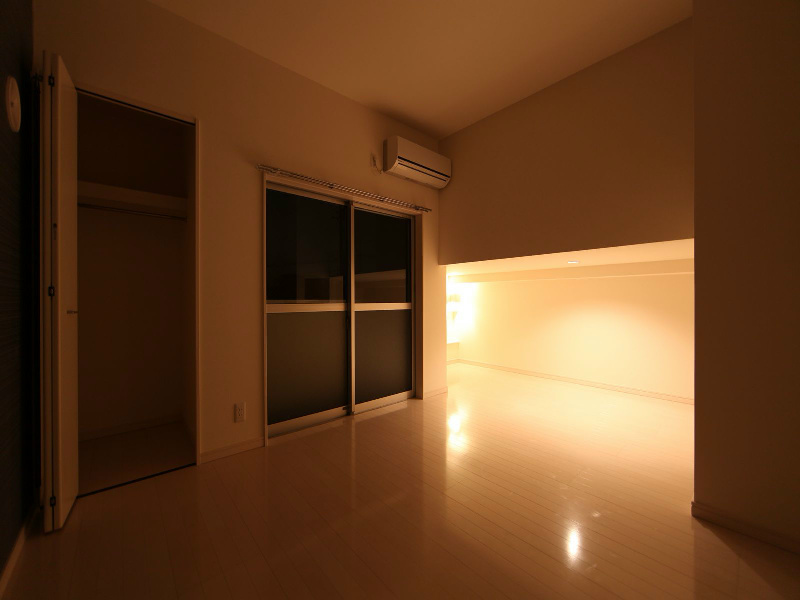 バルコニー　洋室5.7帖　アンダーロフト4.8帖（収納部屋でも使えます）