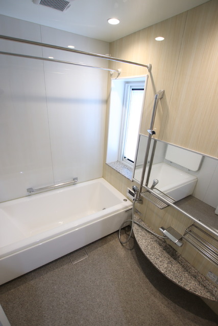 バス・シャワールーム　お風呂（窓付き）