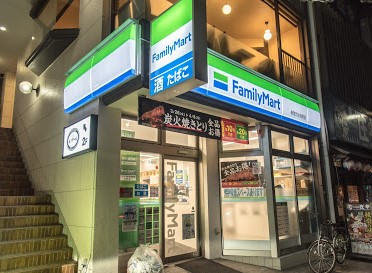 コンビニ　ファミリーマート 新宿市谷見附店（コンビニ）まで535m