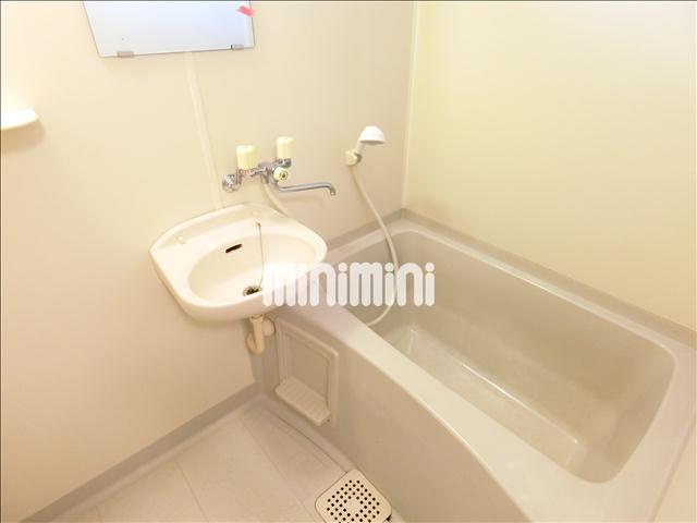 バス・シャワールーム　給湯式のお風呂です。