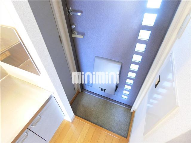 玄関　下駄箱付きの玄関で靴を収納できます。