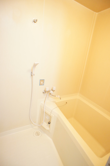 バス・シャワールーム　清潔感のある浴室で、１日の疲れを癒しリラックスできます。