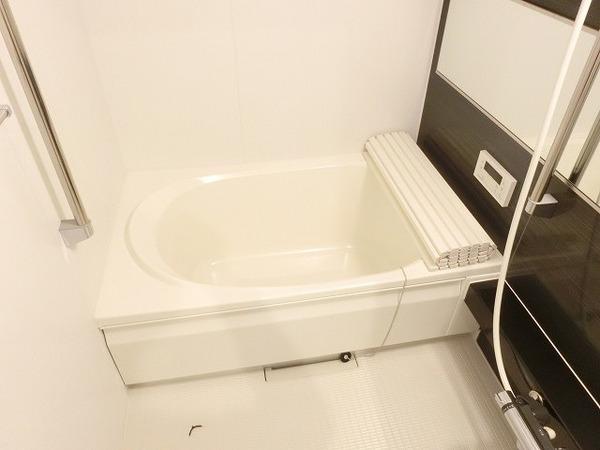バス・シャワールーム　浴室乾燥機、追焚機能付の広々バスルーム！