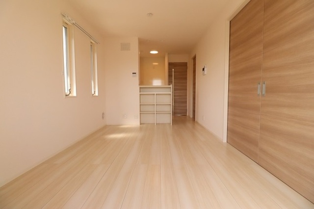 居室・リビング　２面採光のリビング