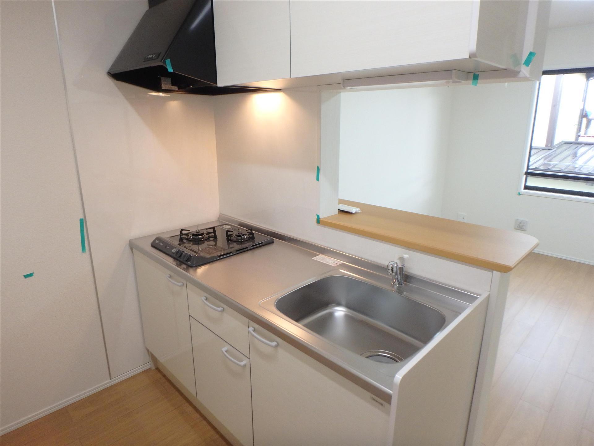 キッチン　白を基調とした2口コンロ付きのキッチンです