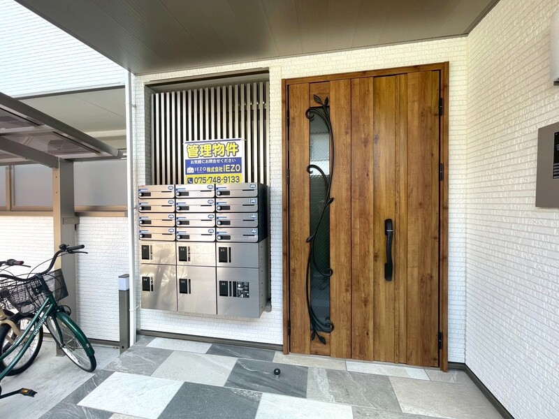 エントランス　宅配ボックス付きですので、いつでもお荷物のお受取り可能です♪