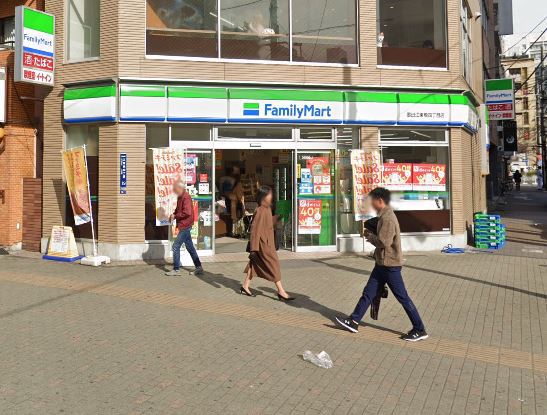 コンビニ　ファミリーマート（コンビニ）まで110m