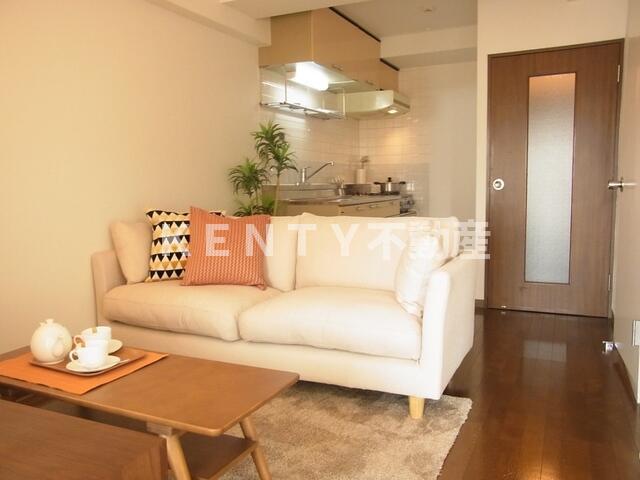 その他　落ち着いた色調の寝室です