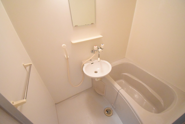 バス・シャワールーム　同物件別部屋参考写真です。