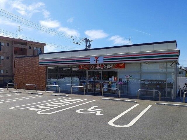 コンビニ　セブンイレブン伊奈羽貫駅前店（コンビニ）まで560m