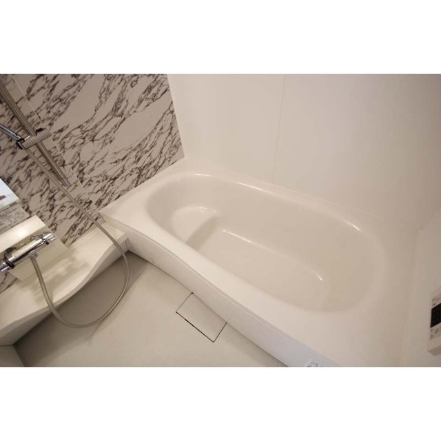 バス・シャワールーム　足を伸ばせる一坪風呂