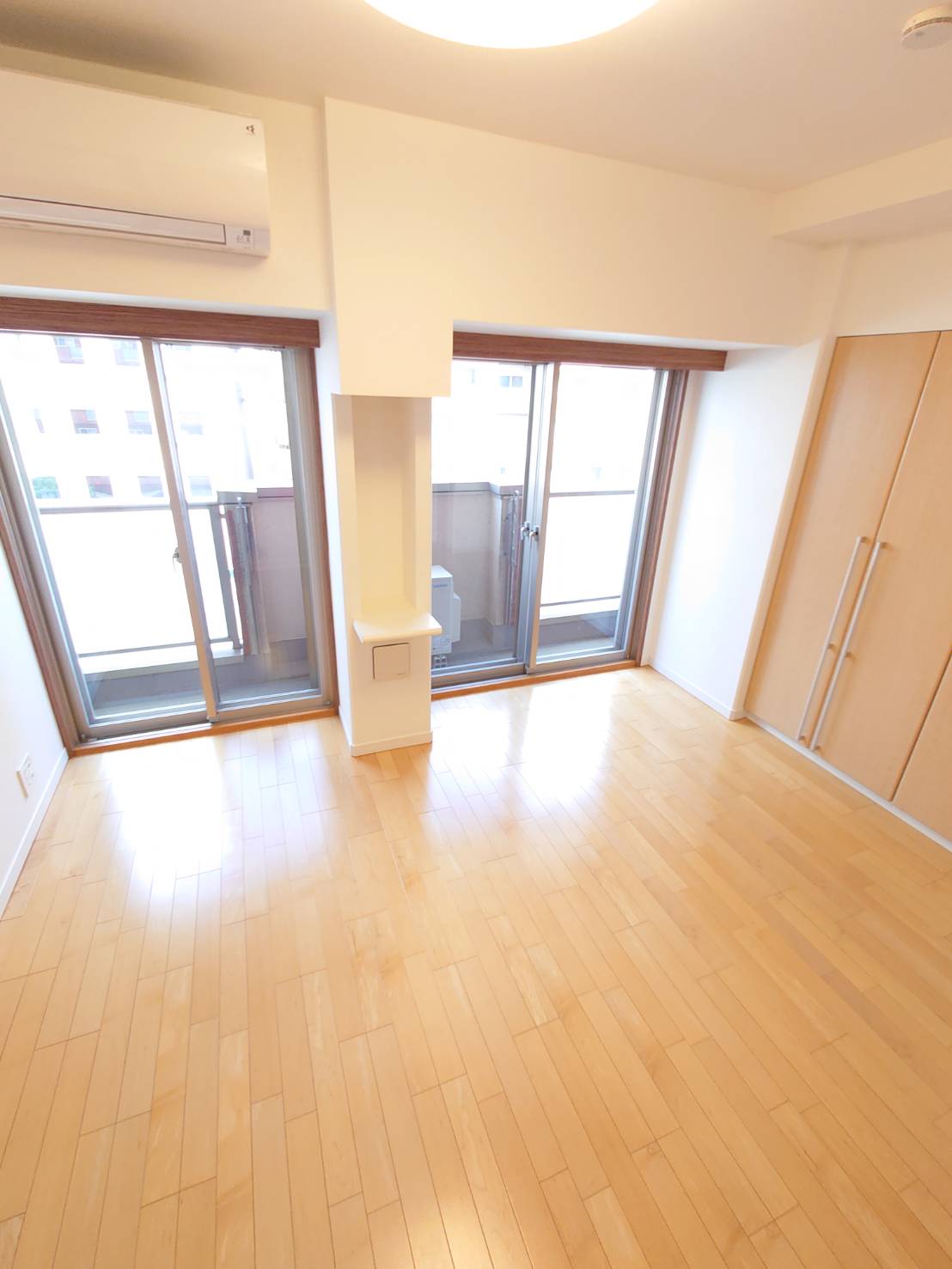 その他　明るいバルコニーに面した洋室です