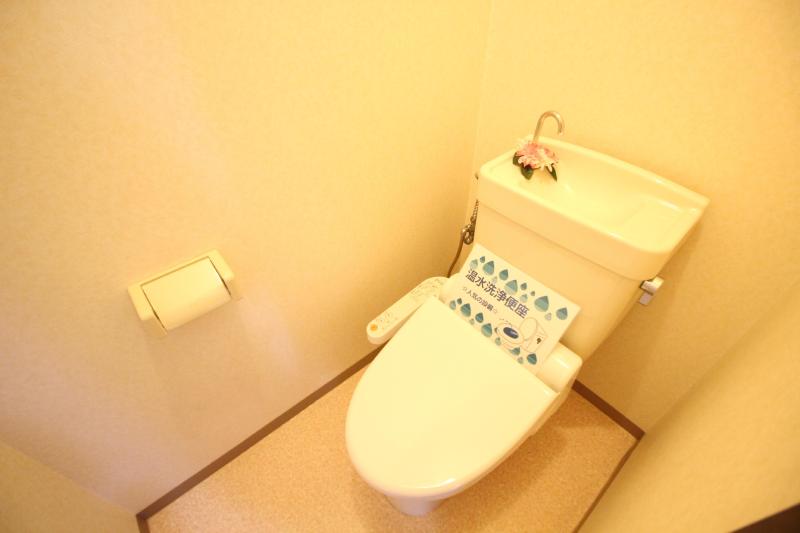 トイレ　温水洗浄便座付きトイレ